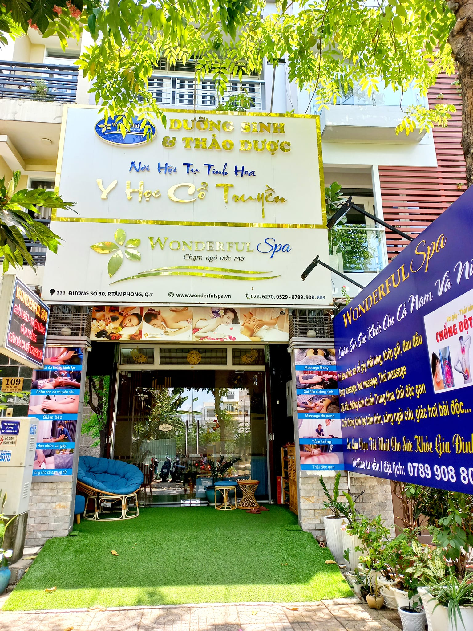 Góc nội thất Wonderful Spa với chi tiết trang trí mộc, ánh sáng ấm.