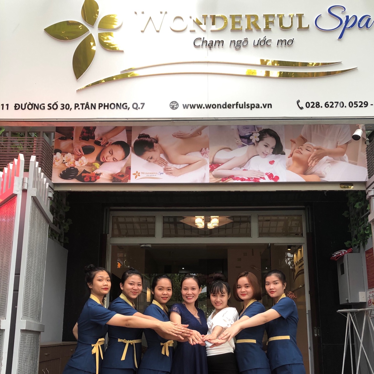 Không gian bên trong Wonderful Spa Quận 7 với ánh sáng dịu và sắp đặt tối giản.